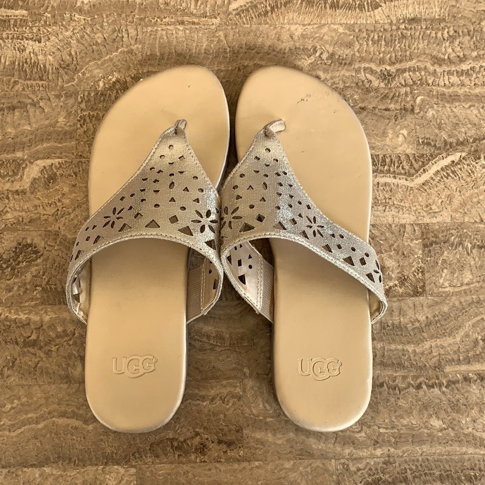 Ugg flip flops